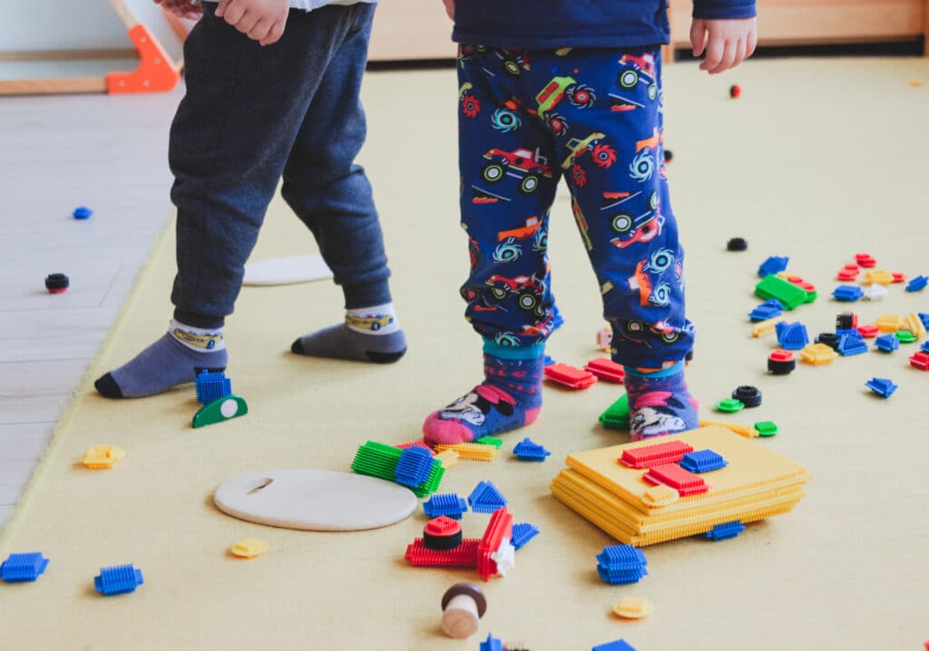 Kinder spielen in der Kinderkrippe