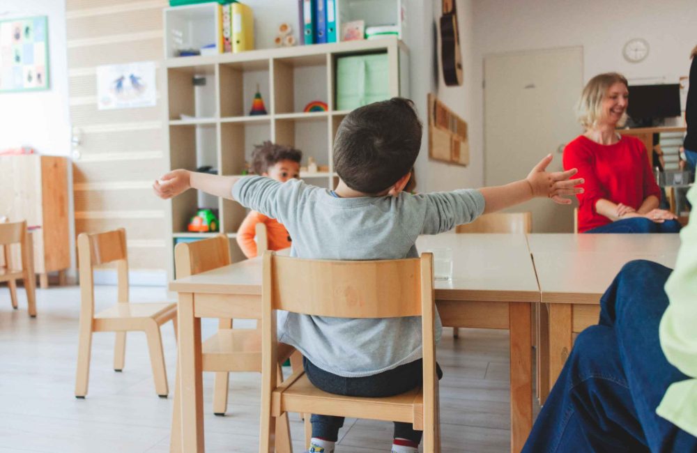 Kinder bei der Jause in der Kinderkrippe