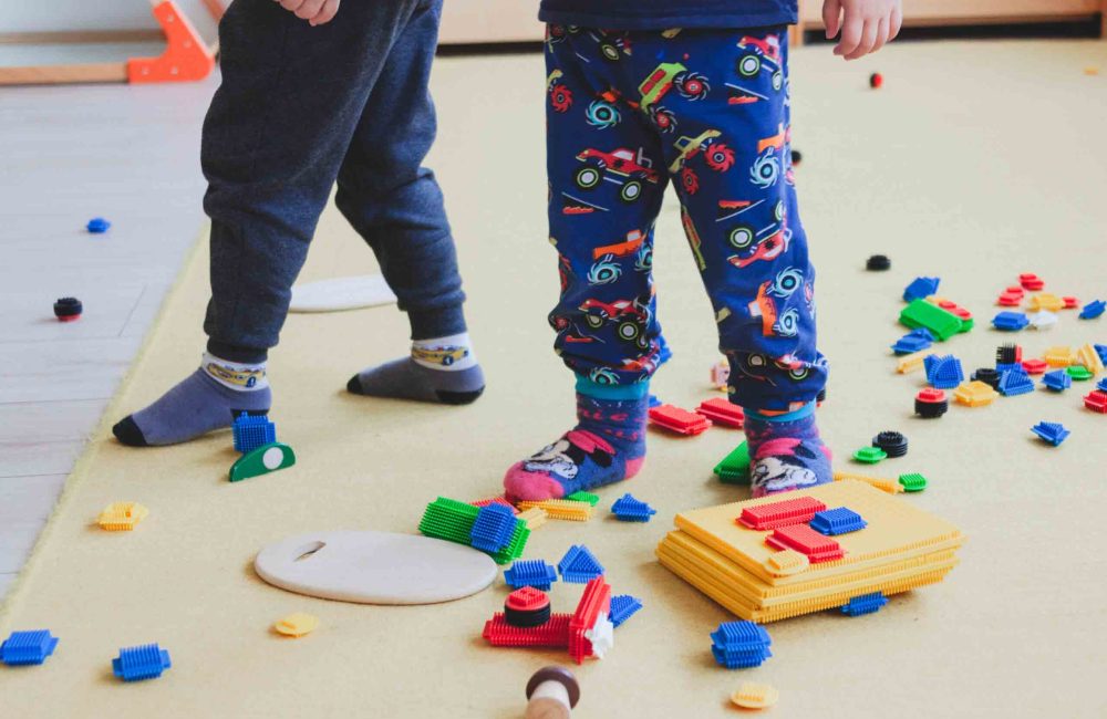 Kinder spielen in der Kinderkrippe