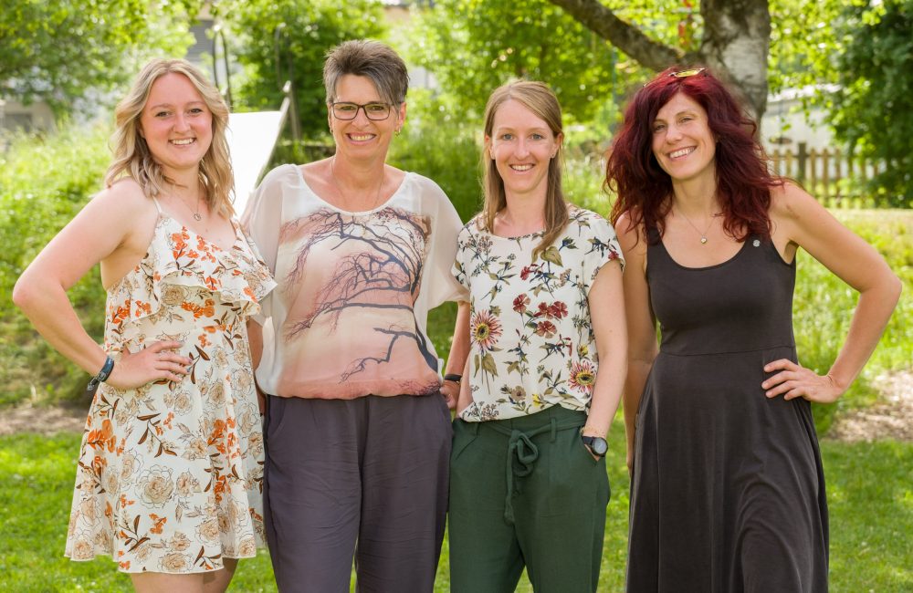 4 Frauen * im Garten der Kinderkrippe