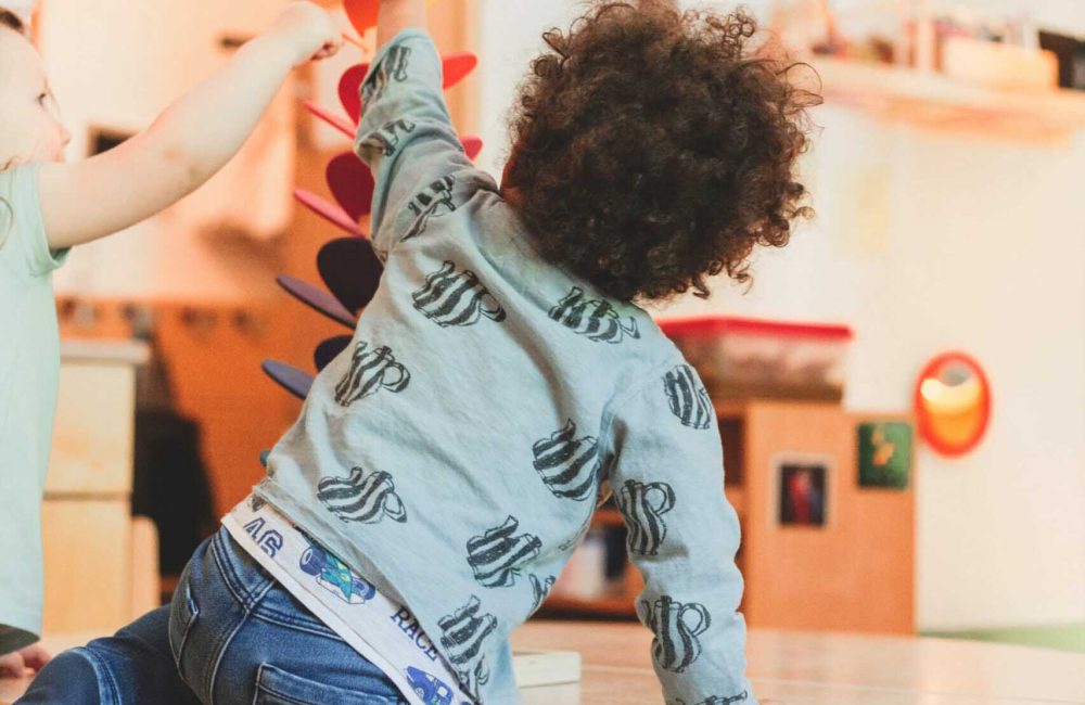 Kind spielt in der Kinderkrippe adolfine