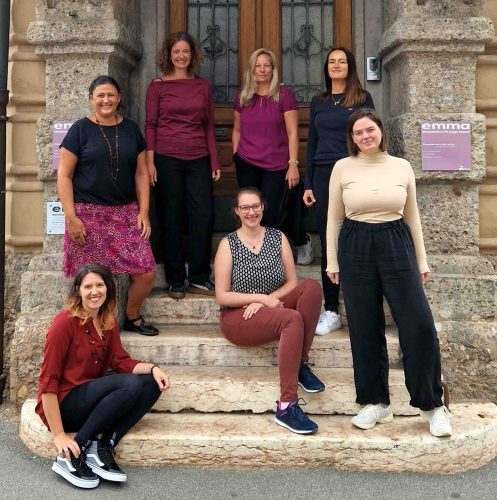 Das Team von emma vor dem Eingang zum Berufszentrum